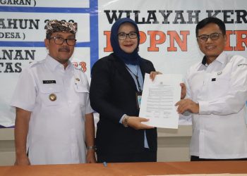Bupati Cirebon Secara Simbolis Serahkan DIPA Petikan dan Buku Alokasi TKD 2023