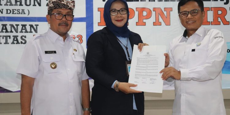 Bupati Cirebon Secara Simbolis Serahkan DIPA Petikan dan Buku Alokasi TKD 2023