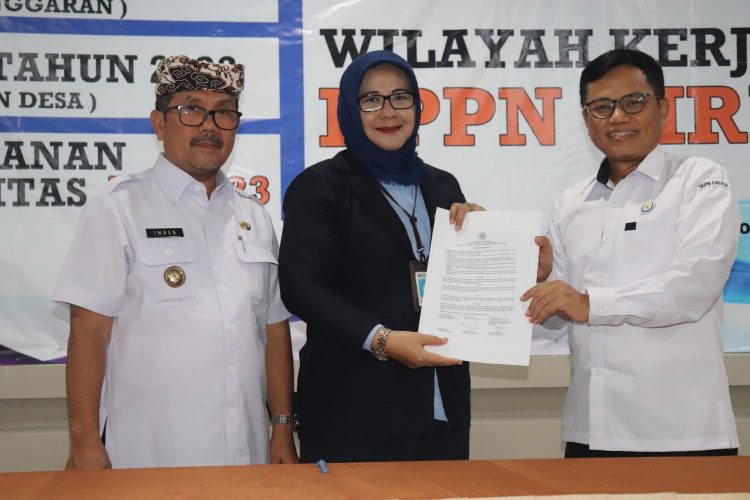 Bupati Cirebon Secara Simbolis Serahkan DIPA Petikan dan Buku Alokasi TKD 2023