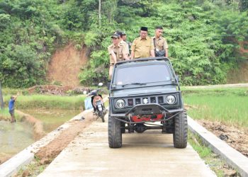 Bupati Husein Resmikan Jalan Desa Karangkemiri Sepanjang 1100 Meter