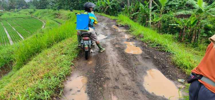 Akibat Tidak Diperhatikan Pemerintah Warga Protes Keras Terkait Jalan Blok Kedung Lemah Desa Bangunsari – Pamarican – Ciamis, Rawan Kecelakaan
