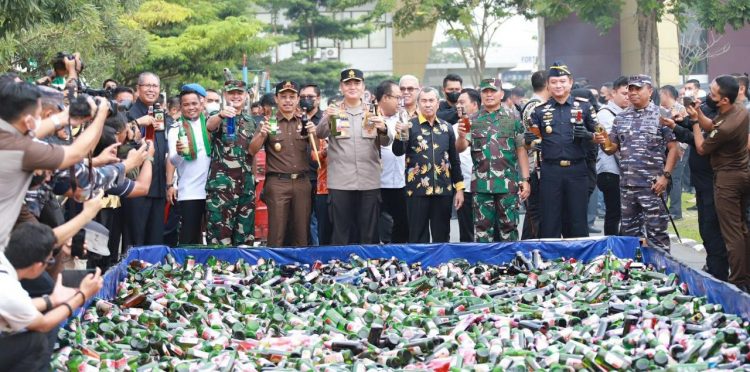 Gelar Peralatan dan Musnahkan Miras, Kapolda Riau Irjen Iqbal : Semangatnya Adalah Kerja Kolaboratif dan Kesiapan Peralatan