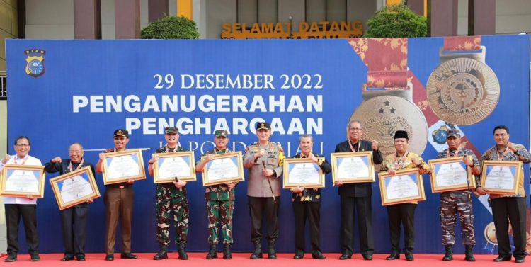 Berikan Penghargaan Forkopimda dan Elemen Masyarakat, Kapolda Riau Sebut Keberhasilan Berkat Kerjasama dan Kolaborasi