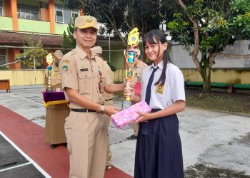 Apresiasi Siswa dan Guru Berprestasi Kepala Dindik Banyumas Berikan Bingkisan
