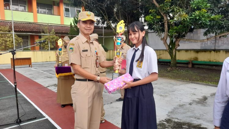Apresiasi Siswa dan Guru Berprestasi Kepala Dindik Banyumas Berikan Bingkisan