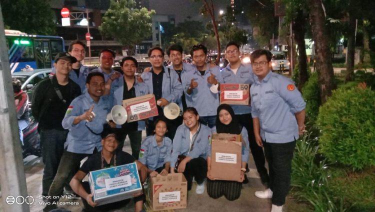 HIMAKUM Universitas Nasional Melakukan Aksi Sosial Turun Ke Jalan Penggalangan Dana Untuk Korban Gempa Cianjur Di Perempatan Lampu Merah Pejaten Jakarta Selatan