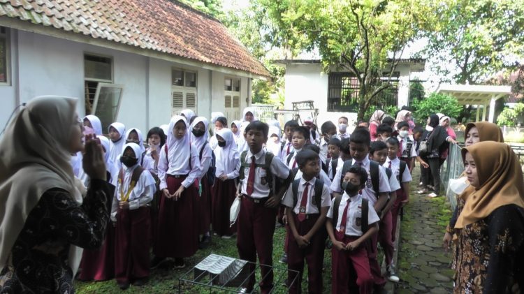 Siswa SD Negeri 1 Kober Outing Class ke Pendopo Sipanji
