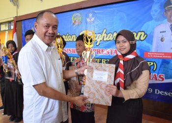 103 Pelajar SMP Berprestasi Terima Penghargaan