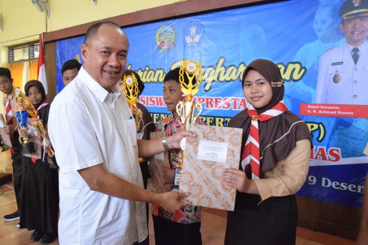 103 Pelajar SMP Berprestasi Terima Penghargaan