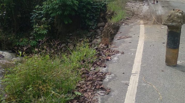 Bahu Jalan Provinsi Talunkenas – Tiga Juhar Retak Panjang, Perangkat Desa Talapeta Pasang Rambu Pembatas Jalan