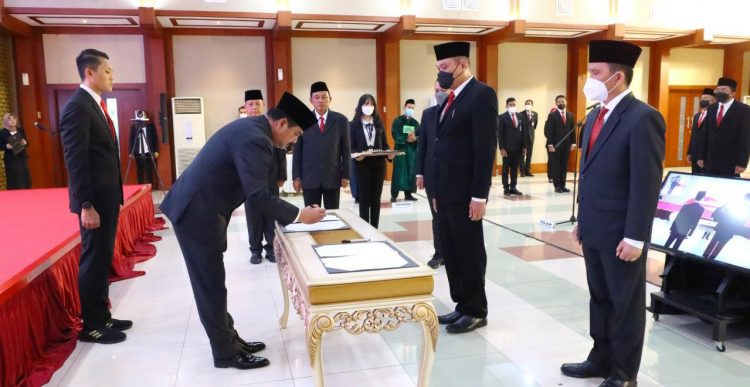 Lantik Pejabat Pimpinan Tinggi Pratama dan Administrator, Menteri ATR/Kepala BPN: Tingkatkan Koneksi dan Sinergi Antar Instansi