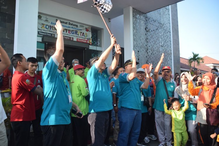 Bupati Lepas Ribuan Peserta Jalan Sehat Kerukunan HAB Ke 77 Kemenag Banyumas