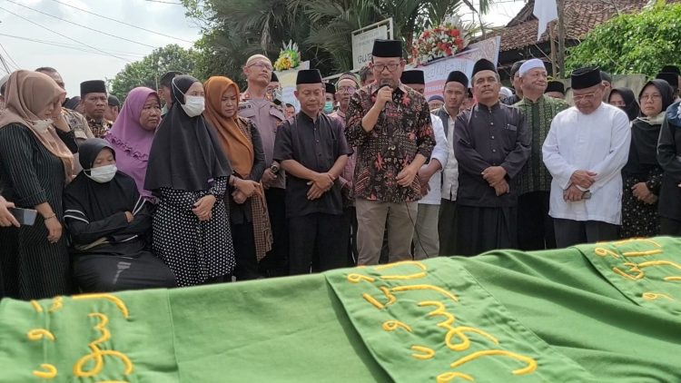 Bupati Husein Lepas Kepergian Alm Suwignyo Kades Jipang ke Pemakaman