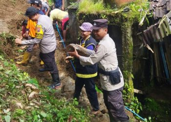 Anggota Polsek Rembang Bersama Warga Bersihkan Tanah Longsor