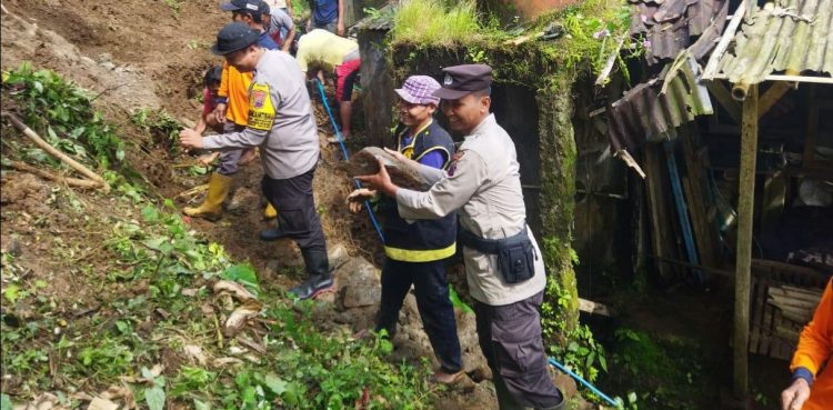 Anggota Polsek Rembang Bersama Warga Bersihkan Tanah Longsor