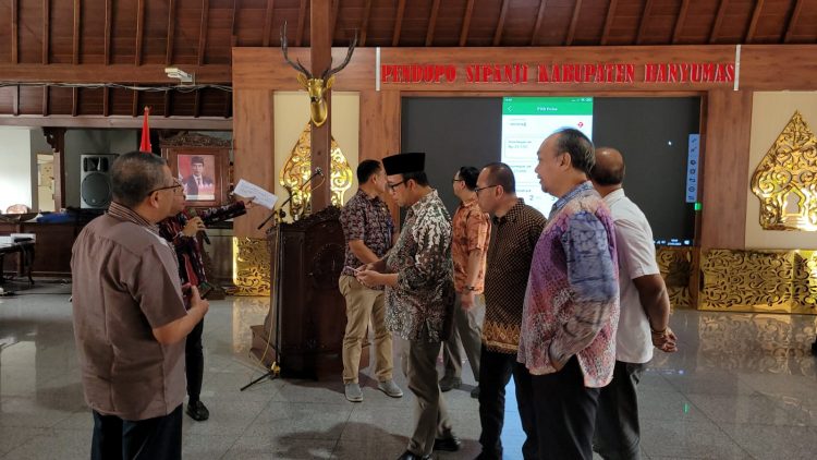Bupati Husein Launching Aplikasi Perumda Pasar Satria