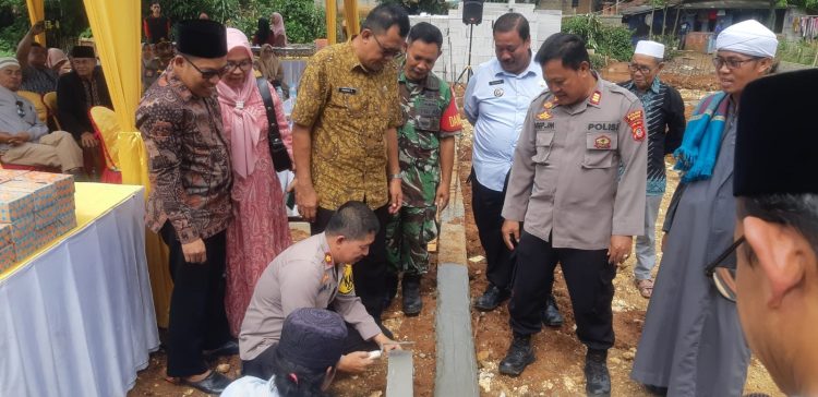 Prosesi Peletakan Batu Pertama Pendirian Pondok Pesantren Riadul Syifa Kyai Magribi