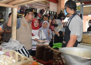 Tekan Inflasi, Bupati Husein Pantau Operasi Pasar Beras