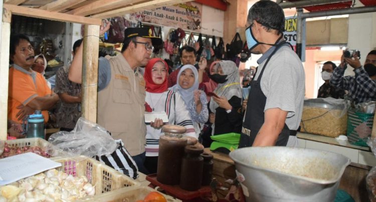 Tekan Inflasi, Bupati Husein Pantau Operasi Pasar Beras