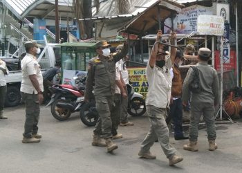 Satpol PP Tertibkan PKL di Sekitar Stasiun Klender