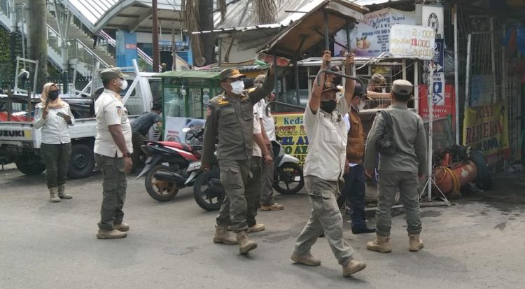 Satpol PP Tertibkan PKL di Sekitar Stasiun Klender