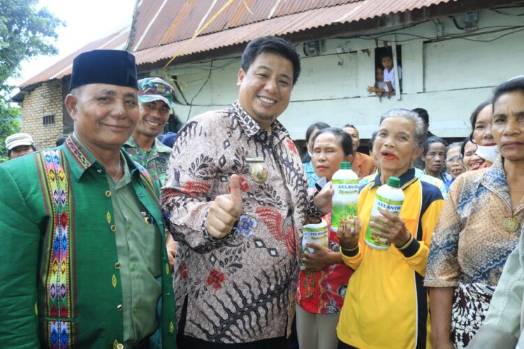 Berkantor di Desa HASINGGAAN, Bupati Samosir Bawa Pelayanan Gratis