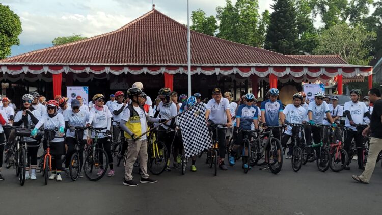Bupati Banyumas Ikuti Gowes Kampanye Jelajah Bersih Negeri