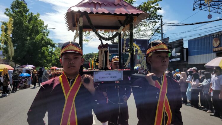 Ribuan Warga Saksikan Prosesi Kirab Pusaka Hari Jadi Ke-452 Kabupaten Banyumas