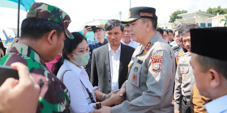 Kapolda Riau Irjen Moh Iqbal Lepas Keberangkatan Kapolda Jambi Irjen Rusdi Hartono Dibandara Sultan Thaha Saifudin Jambi