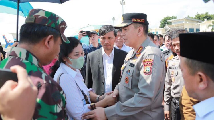 Kapolda Riau Irjen Moh Iqbal Lepas Keberangkatan Kapolda Jambi Irjen Rusdi Hartono Dibandara Sultan Thaha Saifudin Jambi