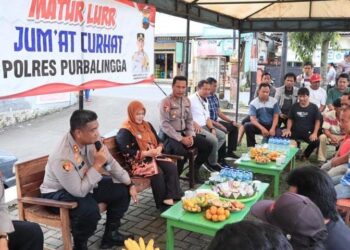 Jumat Curhat, Kapolres Purbalingga Serahkan Bantuan Sosial