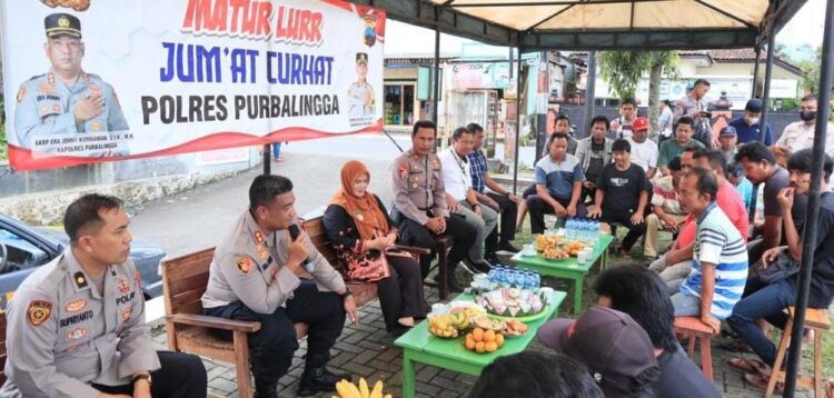 Jumat Curhat, Kapolres Purbalingga Serahkan Bantuan Sosial
