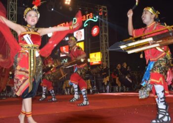 Ribuan Masyarakat Banyumas Tumpah Ruah Menyaksikan Festival Kentongan