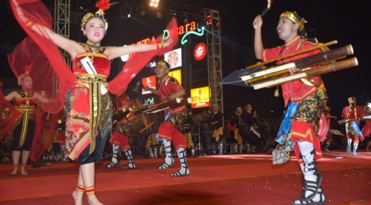 Ribuan Masyarakat Banyumas Tumpah Ruah Menyaksikan Festival Kentongan