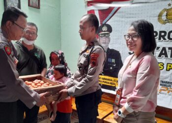 Dukung Penurunan Stunting, Polsek Bukateja Berikan Bantuan Makanan Tambahan