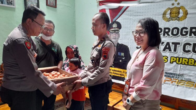 Dukung Penurunan Stunting, Polsek Bukateja Berikan Bantuan Makanan Tambahan