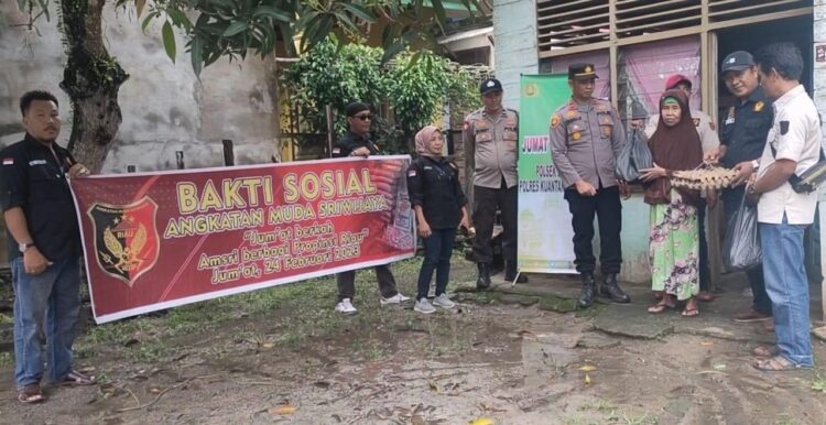 Jumat Barokah, Kapolsek Benai dan Personil Bersama Keluarga Besar Amsri Bagikan Paket Sembako Kepada Warga Kurang Mampu