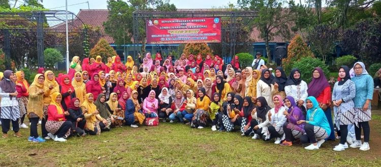 Ratusan Perempuan Berkebaya, Ramaikan Senam Bersama di Ajibarang