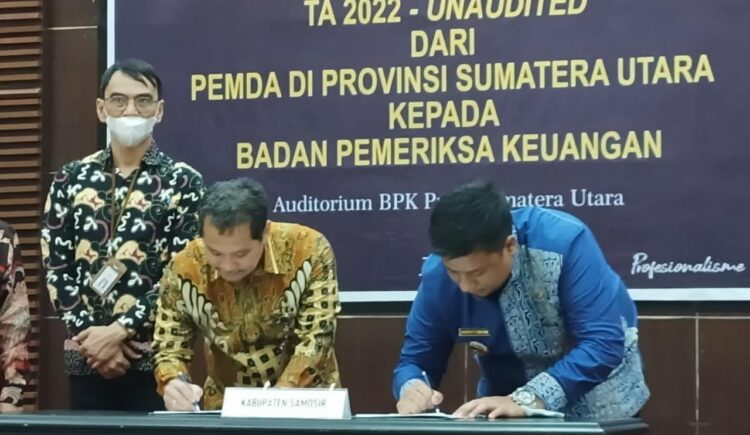 Bupati Samosir Menyerahkan LKPD TA. 2022 kepada BPK RI