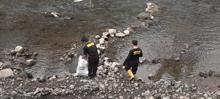 Peringatan Hari Air : Pramuli Banyumas Ikuti “Resik Kali”