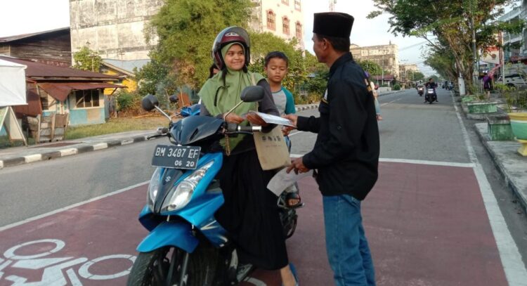 Salah Satu Ormas di Kab. Bengkalis Membagikan Jadwal Imsakiyah ke Warga