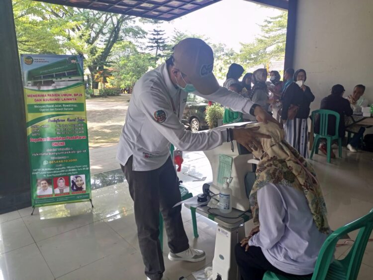 Puncak Kegiatan Harlah SD NU Master Sokaraja Gelar Pengobatan Mata Gratis