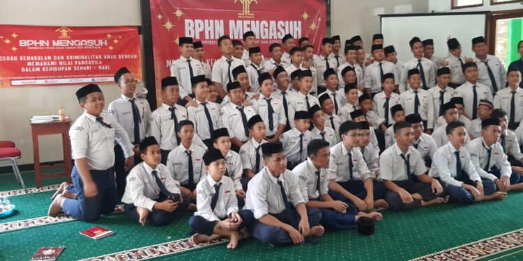 PBH SINAR PAGI Lakukan Penyuluhan Hukum di SMP Islam Terpadu Sains Alquran Al Abror Cilodong, Tema “ BPHN MENGASUH “