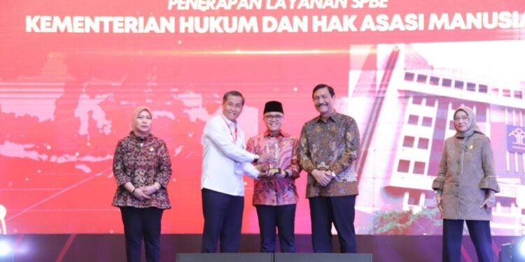 Terbaik Dalam Layanan Digital, Kemenkumham Terima Penghargaan dari Kementerian PANRB