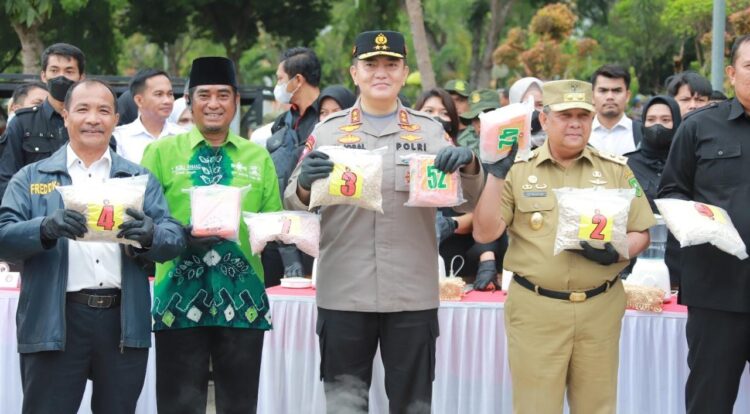 Ketua PWNU Riau Hadiri Kegiatan Pemusnahan Narkoba Hingga Miras dan Knalpot Brong di Halaman Kantor Gubernur Riau