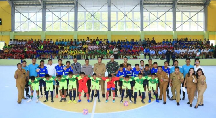 Bupati Samosir Melakukan Kick off (Tendangan Perdana) Sebagai Pertanda Dimulainya Kompetisi
