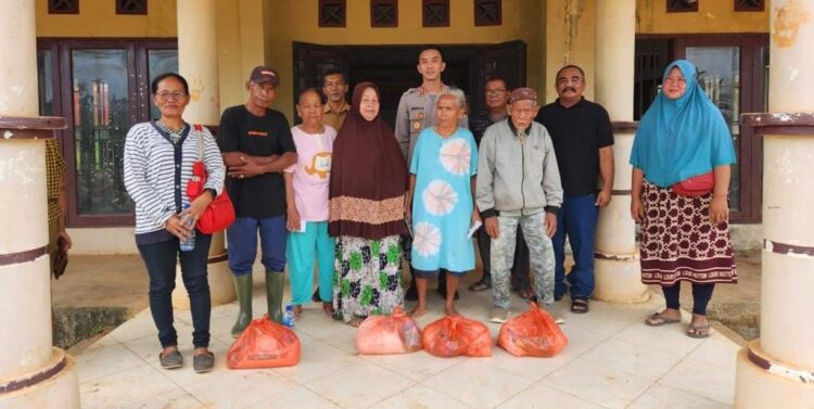 Kapolres Rokan Hilir Hadiri Pembagian Sembako Yang Diberikan PT.SRM PT.PHR Kepada Masayarakat Terdampak Pencemaran Lingkungan
