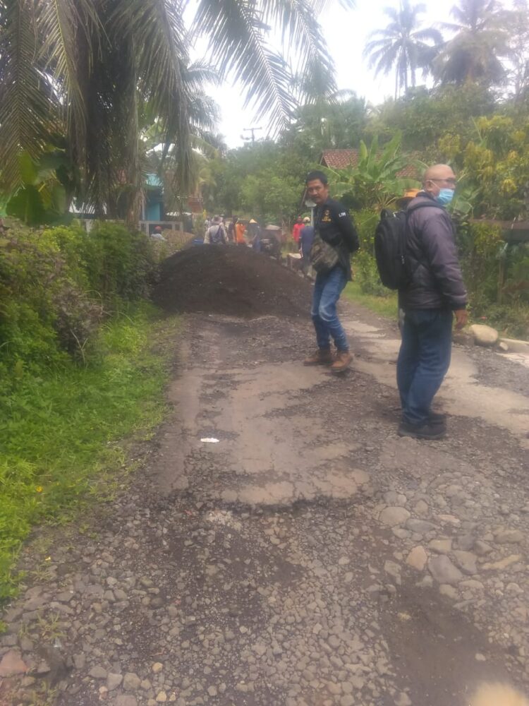 Jalan Rusak Akibat Dilalui Mobil Proyek BBWS Citanduy, Berjanji Bila Rusak Akan Diperbaiki Namun Hanya Diatas Kertas, Desa Terpaksa Bangun Sendiri