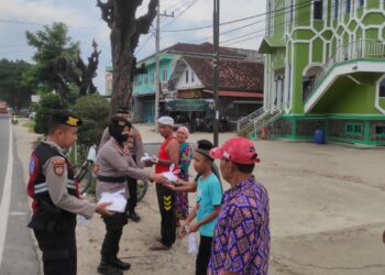 Polres Pringsewu Berbagi Takjil di Pajaresuk, ini Respon Masyarakat