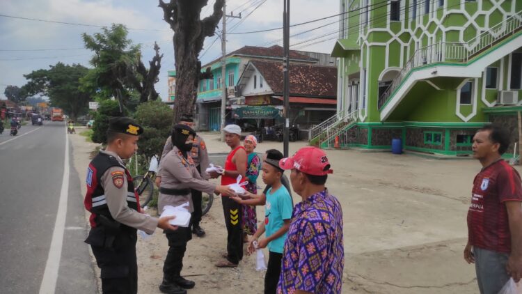 Polres Pringsewu Berbagi Takjil di Pajaresuk, ini Respon Masyarakat